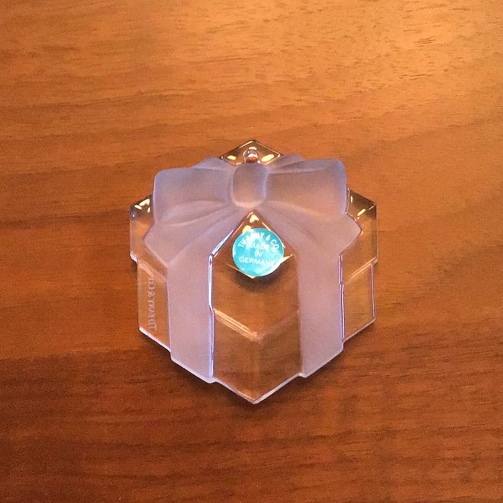 Tiffany & Co. "Tiffany box" vintage glass ornament - Picture 2 of 4